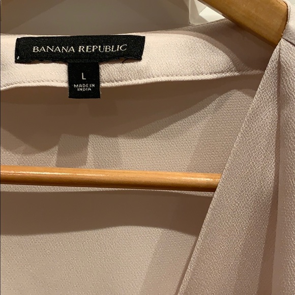 Banana Republic champagne colored v neck blouse - Picture 5 of 6